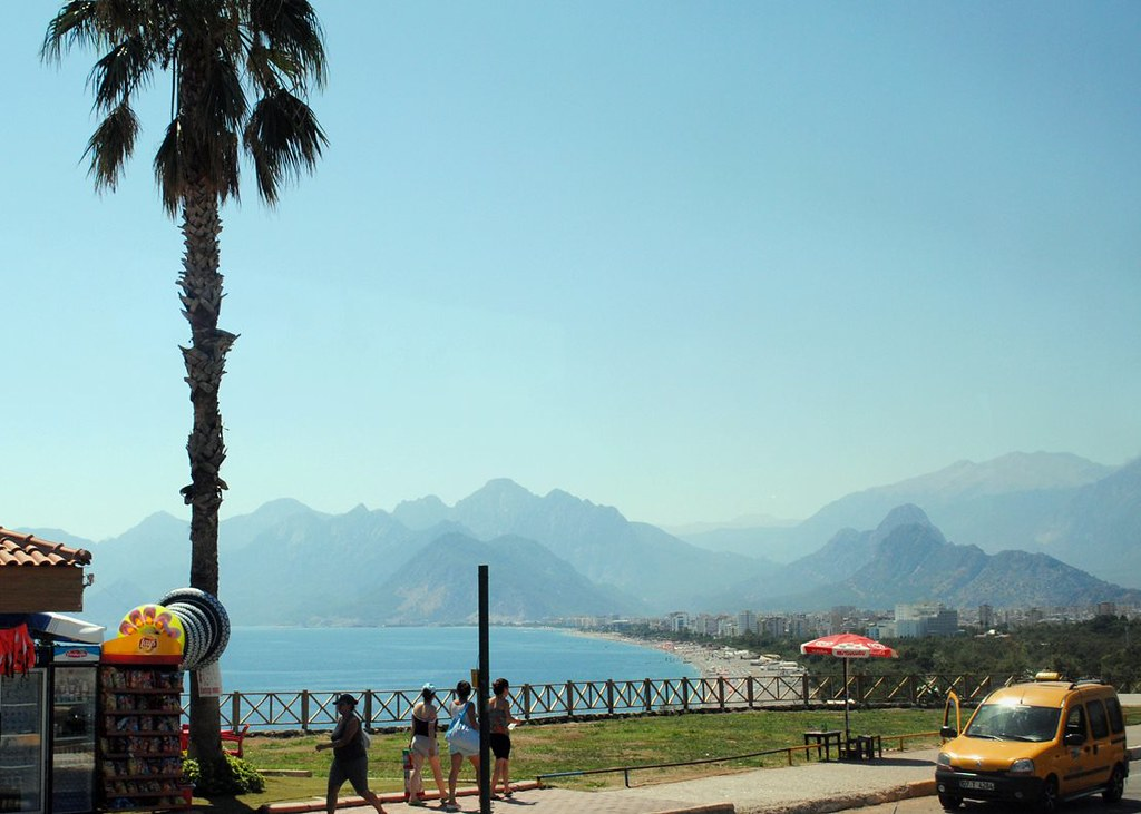 Как выбрать между Анталией Стамбулом и Бодрумом: плюсы и минусы Как выбрать между Анталией Стамбулом и Бодрумом: плюсы и минусы